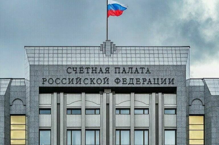 Счетная палата выявила проблемы при завершении федеральных долгостроев 27 января КОММЕРСАНТ Счетная палата РФ сочла деятельность публично правовой компании ППК Единый заказчик в сфере строительства завершает ставшие проблемными объекты недостаточно эффективной Претензии госаудиторов связаны прежде всего со срывом сроков сдачи объектов и с изменениями проектно сметной документации приводящими к значительному удорожанию строек Отмечен также недостаточный контроль ППК за стоимостью закупаемых подрядчиками материалов и оборудования В Едином заказчике комментируя претензии заверили что готовы совершенствовать свою работу но отметили что передаваемые объекты зачастую действительно требуют перепроектирования и актуализации документации по ним Cчетная палата проанализировала деятельность ППК Единый заказчик в сфере строительства Она напомним была создана в 2020 году для завершения объектов строительство которых длится более пяти лет Формирование такой структуры стало частью перестройки системы управления государственными капиталовложениями на фоне медленного освоения бюджетных средств и появления недостроя Сейчас в портфеле Единого заказчика 5 5 тыс объектов В отчете СП отмечает что деятельность ППК в полном объеме не обеспечивает реализацию целей ее создания и в целом недостаточно эффективна Связана такая оценка в частности с тем что из запланированных к вводу в эксплуатацию в 2021 2024 годах 61 объекта в срок было сдано меньше половины 26 Срывы сроков по мнению госаудиторов стали следствием низких темпов выполнения работ подрядчиками недостаточного контроля со стороны Единого заказчика а также существенных изменений утвержденной проектно сметной документации уже в процессе строительства переданных объектов Корректировка документации поясняет СП приводила к существенному увеличению стоимости объектов Например при завершении трех федеральных долгостроев это здания столичного Центра хирургии имени академика Петровского стоимостью 17 4 млрд руб ввод запланирован на этот год Политехнического музея в Москве 23 7 млрд руб ввод также запланирован в 2026 м консерватории имени Римского Корсакова в Санкт Петербурге 22 3 млрд руб объект сдан в 2025 году Суммарно изменения по этим объектам в 2021 2025 годах привели к росту их стоимости на 215 или 33 млрд руб В связи с этим СП рекомендует проанализировать обоснованность правок вносимых ППК в процессе строительства в уже утвержденную документацию и после этого подготовить предложения по ограничению такой практики По ряду объектов госаудиторы зафиксировали недостаточный контроль за стоимостью материалов и оборудования приобретаемого подрядчиками что приводит к неэкономному расходованию бюджетных средств Например стоимость материалов и оборудования для Центра хирургии и для нового корпуса Третьяковской галереи по отношению к рыночным ценам была завышена на 602 млн руб Необеспечение контроля за стоимостью музыкальных инструментов приобретенных при реконструкции вышеназванной консерватории привело к завышению их стоимости на 284 млн руб