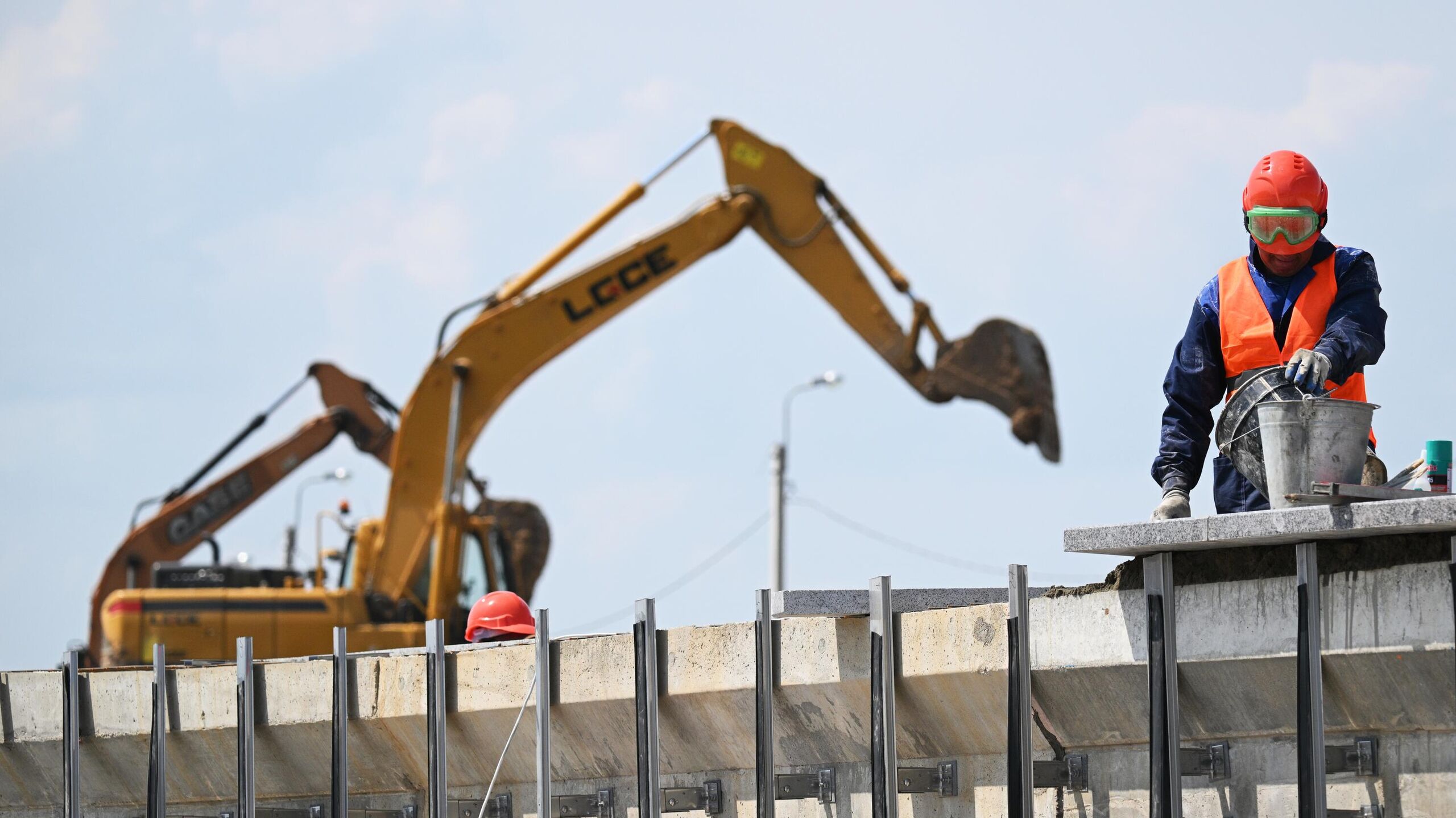 В Москве утвердили проект планировки участка трассы Минское шоссе Троицк Андреевское Варшавское шоссе который пройдет от улицы Харлампиева в поселке Марьино до Калужского шоссе сообщил мэр столицы Сергей Собянин Утвердили проект планировки участка трассы Минское шоссе Троицк Андреевское Варшавское шоссе Он пройдет от улицы Харлампиева в поселке Марьино до Калужского шоссе написал Собянин на платформе MAX По его словам протяженность участка составит около шести километров дорога будет рассчитана на три полосы движения по основному ходу В рамках проекта планируется строительство двух путепроводов и моста через реку Десну а также устройство лестничных сходов к набережной Собянин отметил что также предусмотрена реконструкция участка Нововатутинского проспекта строительство съездов и заездов с новой магистрали а также элементов транспортной развязки на пересечении с проектируемой магистралью Мамыри Пенино Шарапово