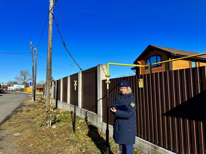 Газовикам Камчатки выписали штраф 600 тысяч рублей за срыв подключения дома к газовой сети Прокуратура Елизовского района добилась административного штрафа в размере 600 тысяч рублей для АО Газпром газораспределение Дальний Восток за срыв сроков подключения газового оборудования к сетям Поводом стало обращение местного жителя чьи права были нарушены бездействием компании передает Камчатка Сегодня Проверка показала что газовая компания нарушила установленные договором сроки фактического подключения газоиспользующего оборудования заявителя к распределительным сетям В результате прокурорские работники возбудили в отношении юридического лица дело об административном правонарушении по статье 9 21 КоАП РФ Прокуратура продолжит контролировать ситуацию до полного восстановления прав заявителя и фактического исполнения газовой компанией своих договорных обязательств Мы в MAX