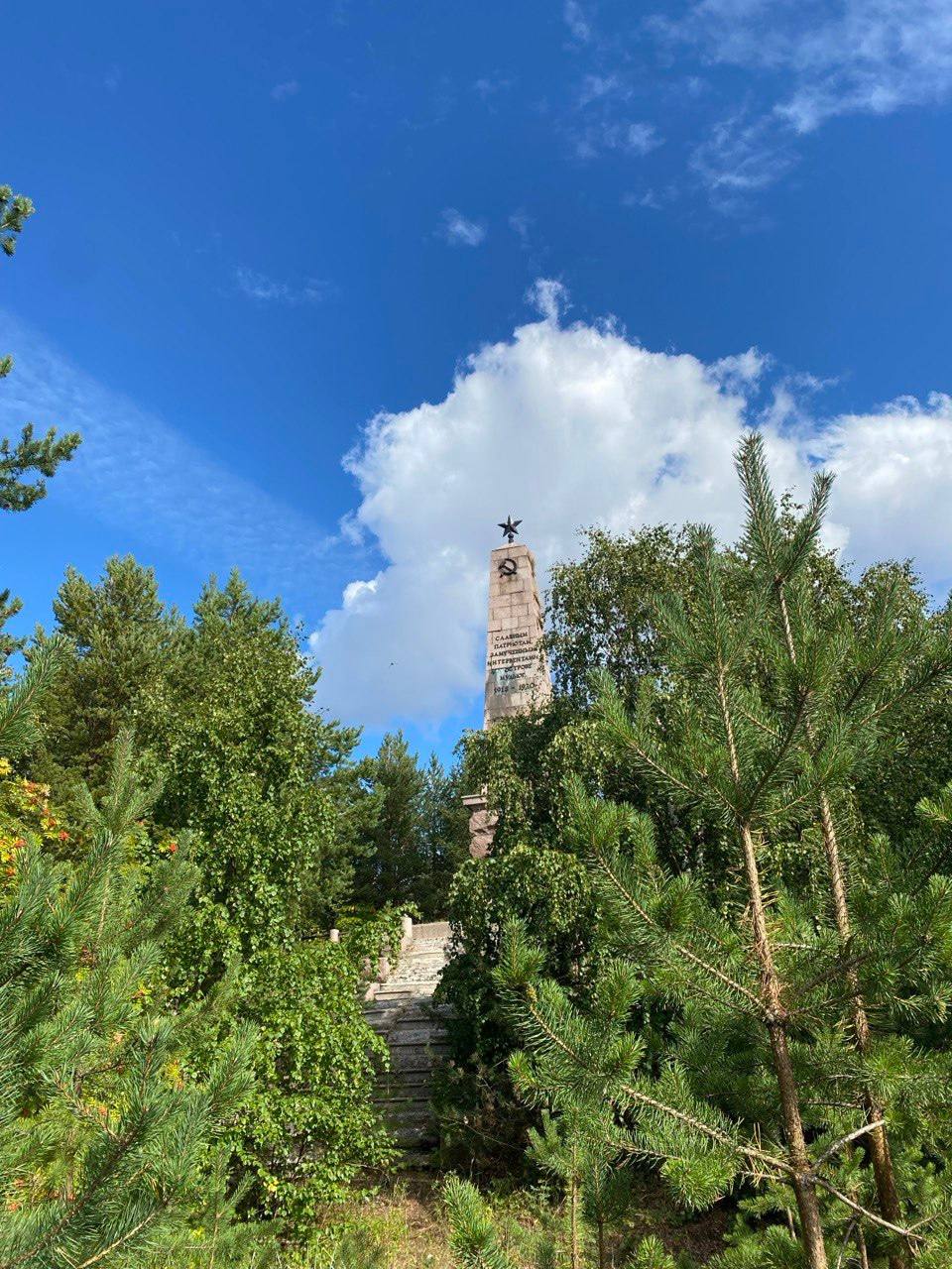 Упрощён порядок ремонта военных памятников Сегодня Минкульт России утверждает перечень и упрощённый порядок проведения работ по ремонту объектов культурного наследия увековечивающих память о событиях участниках и жертвах Великой Отечественной войны Однако помимо мемориалов Великой Отечественной в России порядка 5000 объектов посвящённых страницам воинской славы нашей страны русско японской войны Первой мировой и многих других Одобренный закон избавляет процедуру восстановления этих объектов от излишних согласований а их нужно пройти порядка 13 Теперь вместо обязательных согласований в данном случае можно будет применять уведомительный порядок Подписывайтесь в MAX