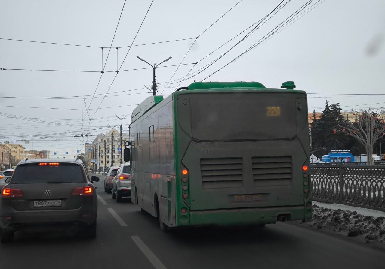 Челябинского перевозчика оштрафуют за трещины на стеклах и грязь   После поступления многочисленных жалоб от горожан сотрудники регионального Миндортранса проверили девять машин, работающих на маршруте, и выявили 25 нарушений. В числе основных — грязь, трещины на стеклах и неработающая система информирования пассажиров.   Перевозчика — а это, согласно открытым данным, ООО «Альфа» — оштрафуют на 25 тысяч рублей. И это только после точечной проверки, подчеркнул замминистра Александр Егоров. На самом деле сумма штрафа за месяц может достигать миллионов рублей.    : тг-канал «Транспорт Челябинской агломерации»     / Прислать новость