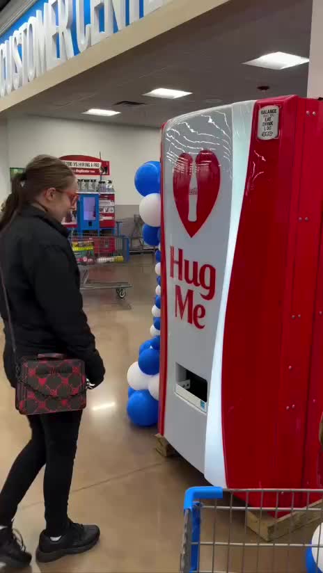 Coca Cola запускает автоматы с бесплатной газировкой в Walmart за обнимашки