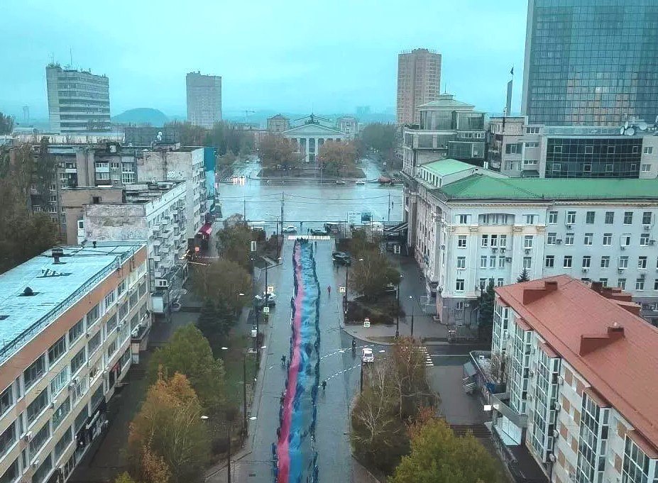 Молодёжь Донецка развернула в центре города 200 метровый флаг ДНР ко Дню республиканского символа Флаг был развернут на пересечении улицы Постышева и проспекта Ильича в Ворошиловском районе города В мероприятии приняли участие более 100 человек День флага ДНР отмечается ежегодно 25 октября с 2014 года newregions