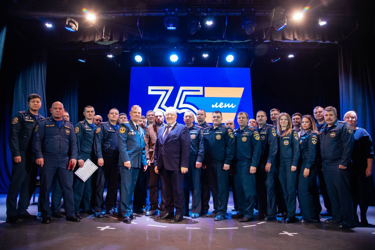 Сергей Обухов поздравил спасателей ВАО г Москвы с профессиональным праздником Депутат Государственной Думы от Москвы Сергей Обухов выступил на торжественном мероприятии посвящённом Дню спасателя Российской Федерации и 35 летию МЧС России которое прошло при участии сотрудников и ветеранов спасательных служб Восточного административного округа Москвы В своём выступлении Сергей Обухов подчеркнул что 27 декабря это не просто дата в календаре а день рождения современной спасательной службы страны Именно в этот день в 1990 году был создан Российский корпус спасателей заложивший основу героической профессии связанной с постоянным риском и высочайшей ответственностью Вы те кто первым приходит туда где случилась беда где счёт идёт на минуты и на кону стоит человеческая жизнь Для вас спасение не формальность а профессиональный и нравственный выбор отметил депутат Особое внимание в своём слове он уделил значению службы спасателей для Москвы сложного мегаполиса где от слаженности опыта и самоотдачи экстренных служб напрямую зависит безопасность миллионов людей В зале собрались пожарные сотрудники МЧС аварийно спасательных подразделений медики и добровольцы те чей труд часто остаётся за кадром но именно он возвращает людям надежду в самые тяжёлые моменты Отдельные слова благодарности были адресованы ветеранам спасательных служб заложившим традиции профессионализма взаимовыручки и служения людям В ходе мероприятия Сергей Обухов вручил благодарственные письма Государственной Думы РФ и памятные медали 80 лет Победы отличившимся сотрудникам МЧС ВАО Завершая выступление депутат подчеркнул что поддержка спасателей безусловный приоритет государства и общества и пожелал всем сотрудникам и их семьям крепкого здоровья спокойных дежурств и благополучного возвращения домой после каждого выезда С праздником спасатели Спасибо за ваш выбор мужество и спасённые жизни Приемная депутата ГД Обухова С П в Telegram Приемная депутата ГД Обухова С П в ВК