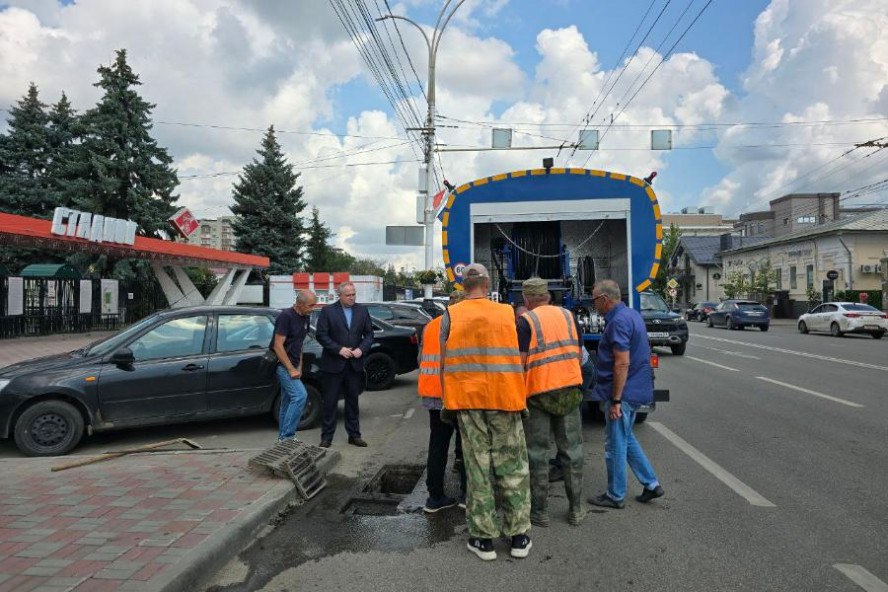 В Тамбове прошли испытания новой каналопромывочной машины Сегодня в Тамбове прошли испытания новой каналопромывочной машины. Ее работу лично оценил глава администрации города Максим Косенков. В качестве первого тестового участка выбрали перекрёсток улиц Советской и Студенецкой в районе стадиона "Спартак". В своем Телеграм-канале Максим Косенков отметил, что город давно нуждался в такой технике. Ливневая канализация, особенно во время сильных дождей, не справлялась с отводом воды из-за засоров, мусора и иловых отложений. Несколько десятилетий её чистили вручную. Новая машина оснащена системой высокого давления 250 бар и набором специальных насадок. Раньше рабочие прочищали лишь несколько метров трубы, а теперь с помощью шланга машины можно пройти до 50 метров, тщательно промывая трубы под высоким давлением, от колодца к колодцу. ИА "Онлайн Тамбов.ру"