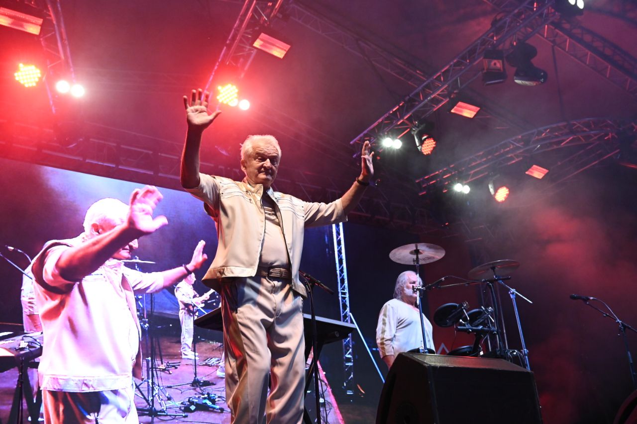 В Челябинске умер один из лидеров легендарного ансамбля Ариэль Ростислав Гепп На 75 м году жизни скончался Заслуженный артист России один из основателей и руководителей прославившегося на всю страну местного вокально инструментального ансамбля Ариэль Ростислав Гепп Соболезнования родным и близким известного челябинского музыканта выразил губернатор Алексей Текслер Вместе с коллективом Ариэли Ростислав Гепп внес значительный вклад в популяризацию русской народной песни и произведений советских композиторов отметил глава региона Более чем за полвека своего существования ансамбль обрел известность по всей стране и стал одним из ярких культурных брендов региона Ростислав Гепп всегда был верен родной Челябинской области любил свою малую родину Златоуст до последних дней своей жизни выступал с концертами перед земляками подчеркнул Алексей Текслер также отметив что светлая память о таком ярком и многогранном человеке преданном музыке навсегда останется в сердцах тех кто знаком с ним