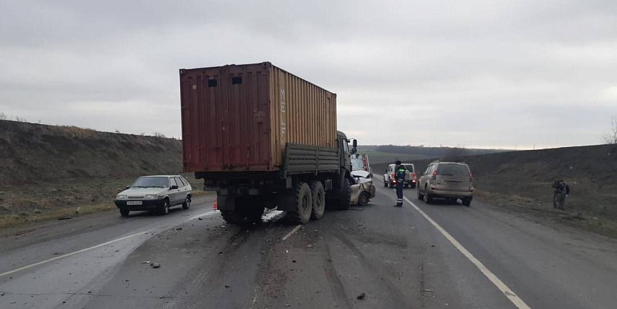 Два человека погибли в лобовом ДТП на Северном обходе Ростова    Водитель такси Kia Rio и его пассажирка погибли в лобовом столкновении с КАМАЗом. Об этом сообщили спасатели Аксайского района, выезжавшие на место аварии.      Она произошла в пятницу, 3 января, на десятом километре Северного обхода Ростова.    Удар был такой силы, что шансов выжить у водителя и пассажирки такси практически не осталось.      Прибывшие на место аварии медики лишь констатировали смерть.      Причины происшествия и личности погибших уточняются.   Подписаться на "Новости Ростова"    Прислать новость