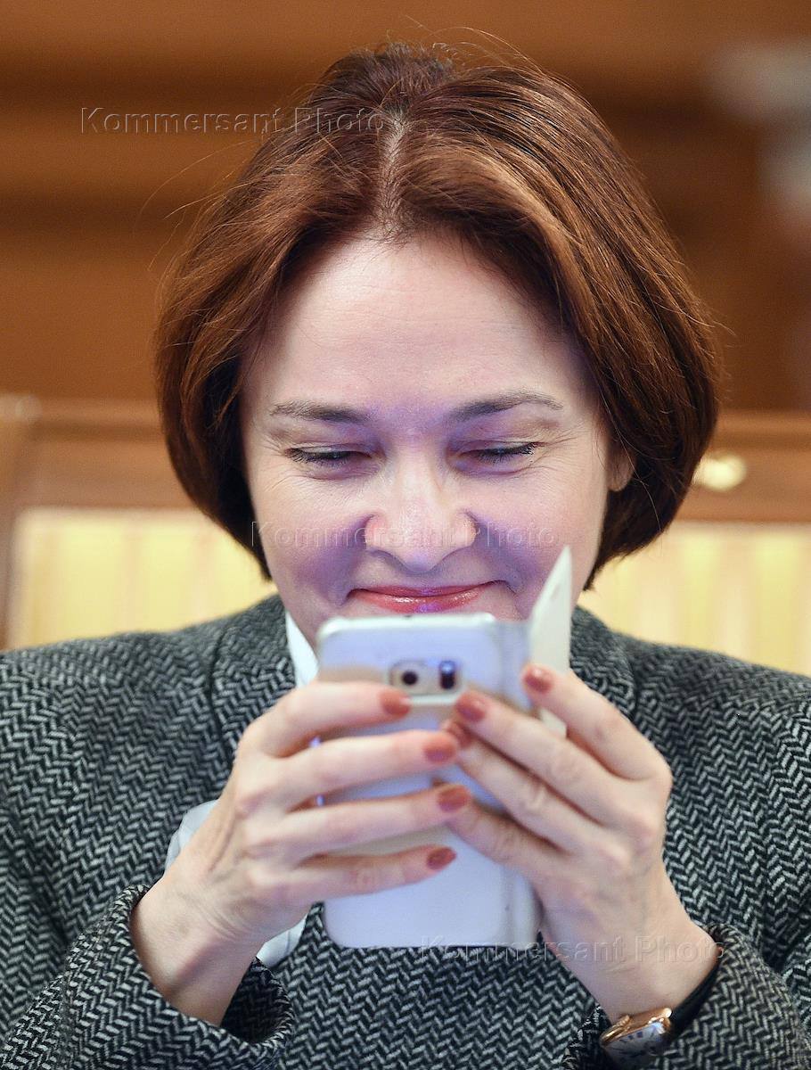 Эльвире Набиуллиной сегодня исполнилось 62 года Возглавив ЦБ РФ в 2013 году она стала первой женщиной возглавившей центробанк страны из большой восьмёрки С 2014 года стабильно входит в списки самых влиятельных женщин планеты