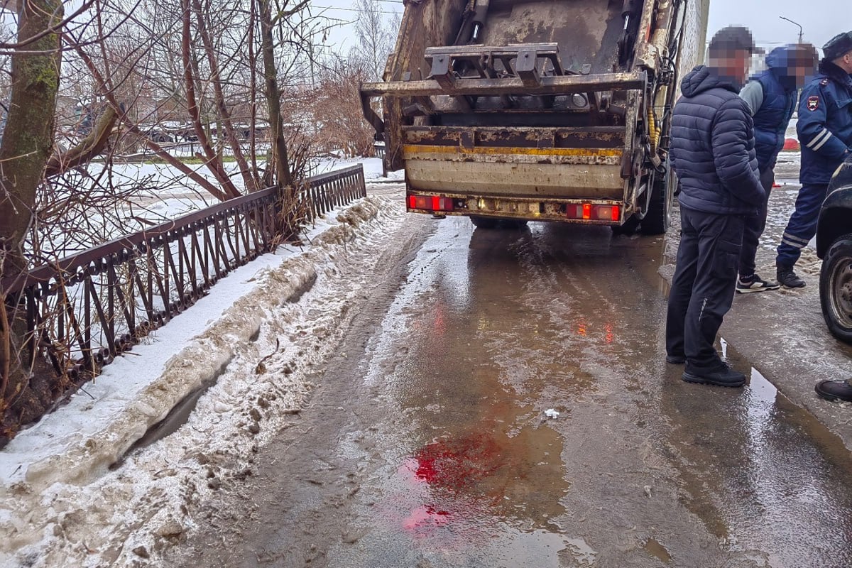 В Череповце сбитую мусоровозом женщину в тяжелом состоянии доставили в больницу  ДТП произошло 26 декабря в 13:24 у дома № 13-а на улице Олимпийской в Череповце.  По предварительной версии, 37-летний водитель КамАЗА  мусоровоз  сбил во дворе женщину 1950 года рождения.  Пенсионерка получила серьезные травмы и была доставлена бригадой скорой помощи в областную больницу № 2.