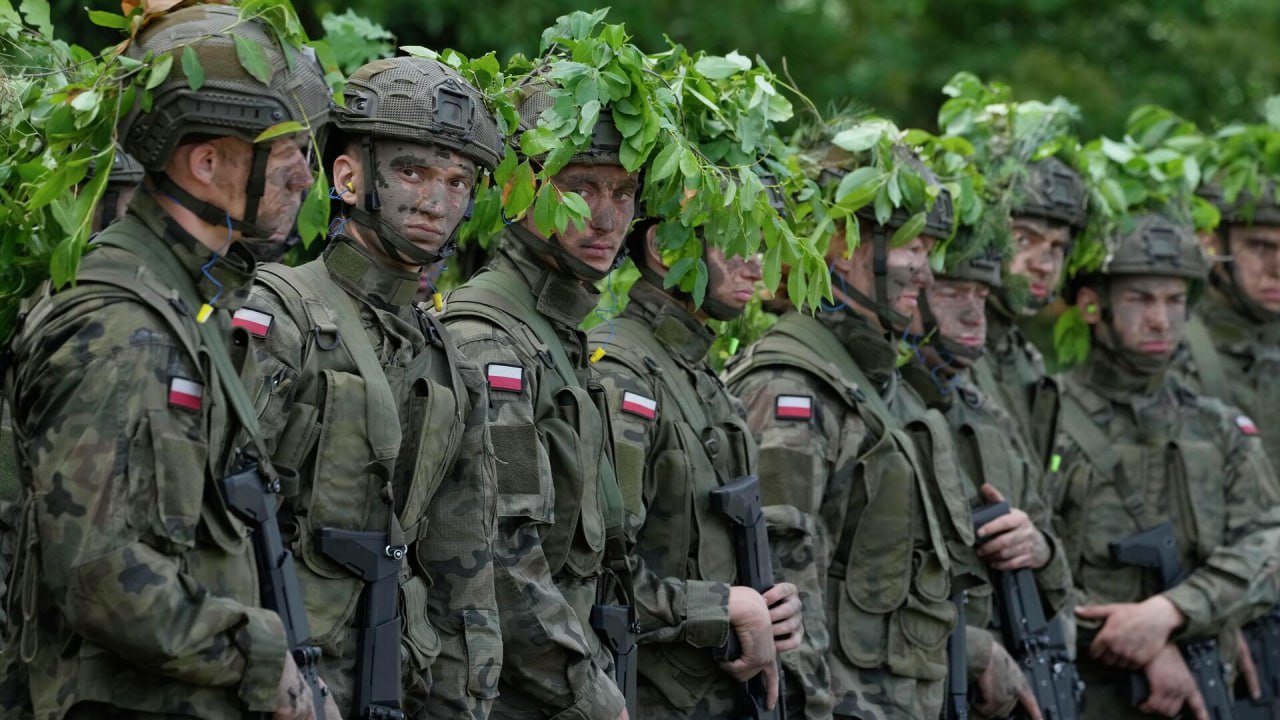 В Польше объявили всеобщую военную подготовку Её начало анонсировал министр национальной обороны страны Владислав Косиняк Камыш По его словам проект разрабатывался полгода и станет крупнейшим в истории Польши Принять участие в программе смогут все желающие польские граждане в том числе школьники и пенсионеры Всего на курсы планируют направить не меньше 400 тыс человек в 2026 году в том числе обучающихся по программе для резервистов уточнили в Минобороны Пилотный этап стартует 22 ноября К концу года планируют обучить порядка 20 тыс человек передаёт TVP Info Подписаться на Говорит Москва Telegram VK MAX