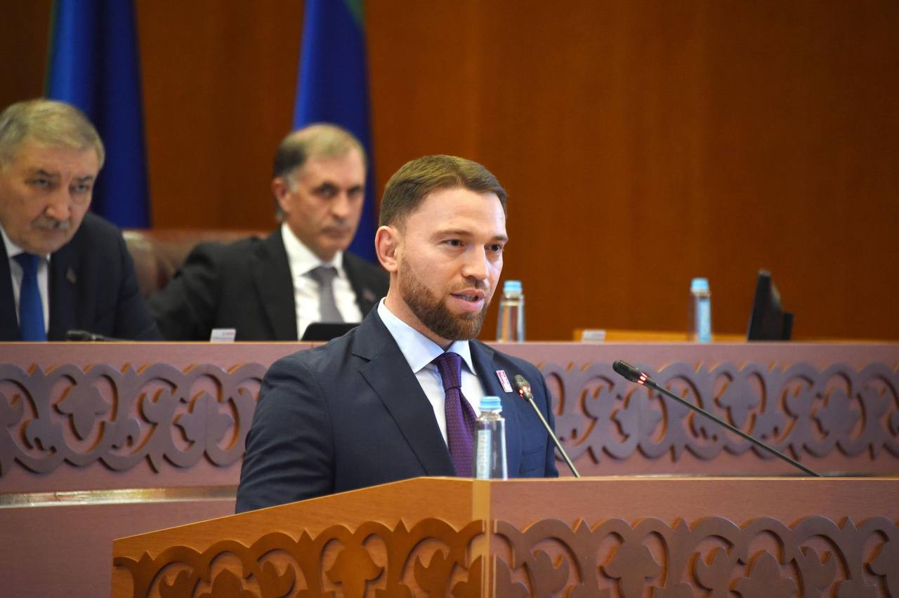 Продолжаем совершенствовать региональное законодательство в инвестиционной деятельности. Нами разработаны изменения в закон РД «О налоге на имущество организаций». Сегодня на сессии Народного собрания Дагестана выступил с докладом и озвучил суть предлагаемых нами изменений. Нами предлагается увеличить срок предоставления налоговой льготы по налогу на имущество организаций с 5 до 7 лет для приоритетных инвестиционных проектов с планируемым объемом инвестиций более 5 миллиардов рублей. Эта инициатива – реализация соответствующего поручения Главы Дагестана Сергея Меликова. Хочу также подчеркнуть, что сегодня в республике реализуется 5 приоритетных инвестиционных проектов, объем инвестиций по каждому не превышает 5 миллиардов рублей. Поэтому эти изменения их не коснутся. Конечно, за исключением случаев подтверждения инвестором вложений больших инвестиций. Соответственно, увеличение объема инвестиций будет закреплено в инвестиционном соглашении, с последующим принятием решения соответствующей республиканской комиссии. Увеличение срока льготы по налогу на имущество организаций до 7 лет позволит ускорить реализацию проекта и повысить его эффективность, а создание новых рабочих мест будет способствовать развитию экономики региона в целом.