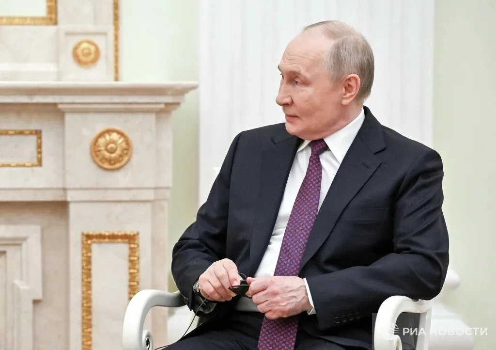 Владимир Путин в среду вручит госнаграды российским боксерам чемпионам мира В Екатерининском зале Кремля почти все готово к церемонии вручения президентом государственных наград победителям чемпионатов мира по боксу говорится в сообщении Кремля на платформе Max Подписывайтесь на РИА Новости Спорт в Mакс