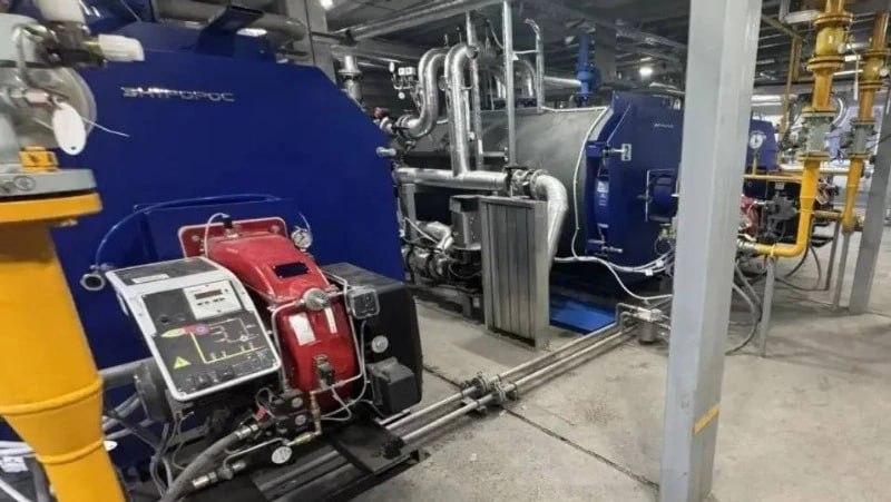 Новую котельную запустят в селе Чапаево Корсаковского района Здесь уже провели обвязку внутреннего технологического оборудования обустроили внутриплощадочные сети и аварийное топливное хозяйство В здании установили дымовую трубу В зависимости от погодных условий объект может регулировать количество и температуру поступающего тепла Подробности на нашем сайте Подписаться на нас Telegram I MAX Прислать нам новость Sakhonlinebot