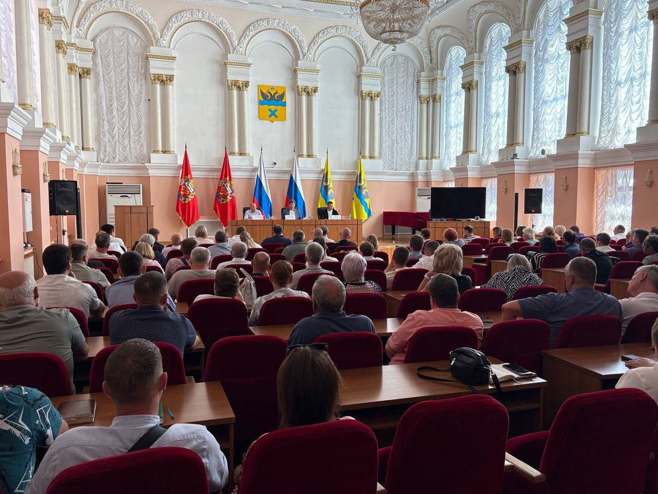 Подготовка к отопительному сезону в Оренбурге  #Про_Общество   В Оренбурге начали готовиться к предстоящему отопительному сезону. Заседание по этому поводу прошло в мэрии 1 августа.  На заседании временно исполняющий обязанности главы города Альберт Юмадилов обсудил с представителями управляющих компаний и товариществ собственников жилья ключевые аспекты подготовки к предстоящему отопительному сезону.  Коммунальным службам и управляющим компаниям поручено обеспечить бесперебойность отопления, проводя необходимые подготовительные работы строго по графику.  Отдельное внимание было уделено вопросам внешнего вида многоквартирных домов. Альберт Юмадилов поручил ежедневный контроль состояния фасадов и оперативное удаление всех видов несанкционированных объявлений, предотвращая появление новой рекламы.  Для координации действий и контроля качества работ встречи с управляющими организациями теперь станут регулярными — они будут проводиться каждую неделю.