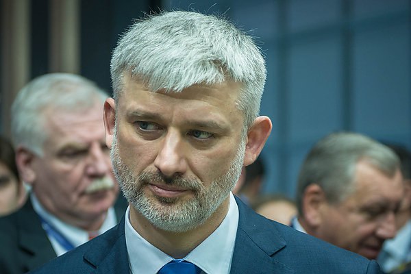 Бывший министр транспорта Евгений Дитрих уйдет с поста главы ГТЛК Генеральный директор Государственной транспортной лизинговой компании ГТЛК Евгений Дитрих покинет свой пост. Об этом пишет РБК со ссылкой на газету «Ведомости». Источники издания, близкие к руководству компании и к администрации президента и знакомые с консультациями по вопросу кадровых перестановок в ГТЛК, подтвердил уход Дитриха из компании. По словам одного из собеседников издания, решение близко к финальному согласованию. По данным источников газеты, идет поиск кандидатов на замену Дитриху. Один из них, как рассказали два собеседника издания, — заместитель председателя госкорпорации ВЭБ.РФ Артем Довлатов до работы в ВЭБе занимал пост первого замглавы ГТЛК . При этом другой источник опровергает информацию о возможном назначении Довлатова. aviaru.net/n284217