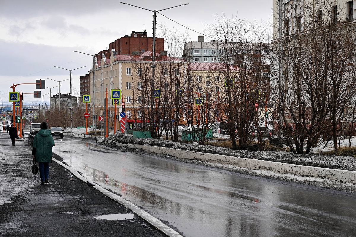 ‍ В мае полицейские продолжат работать по вопросам миграции  Предоставление государственных услуг сотрудниками подразделений по вопросам миграции отделов полиции Норильска, Талнаха и Кайеркана будет осуществляется в обычном режиме в соответствии с установленными графиками приема граждан, сообщили на сайте ОМВД России по г. Норильску.  Исключение составят праздничные дни – 1, 8, 9 мая.  «Рекомендуем использовать возможности сайта Госуслуг для предварительной записи на прием в удобное время», – дополнили в пресс-службе ведомства.   ‍  Отправить сообщение   Наш чат