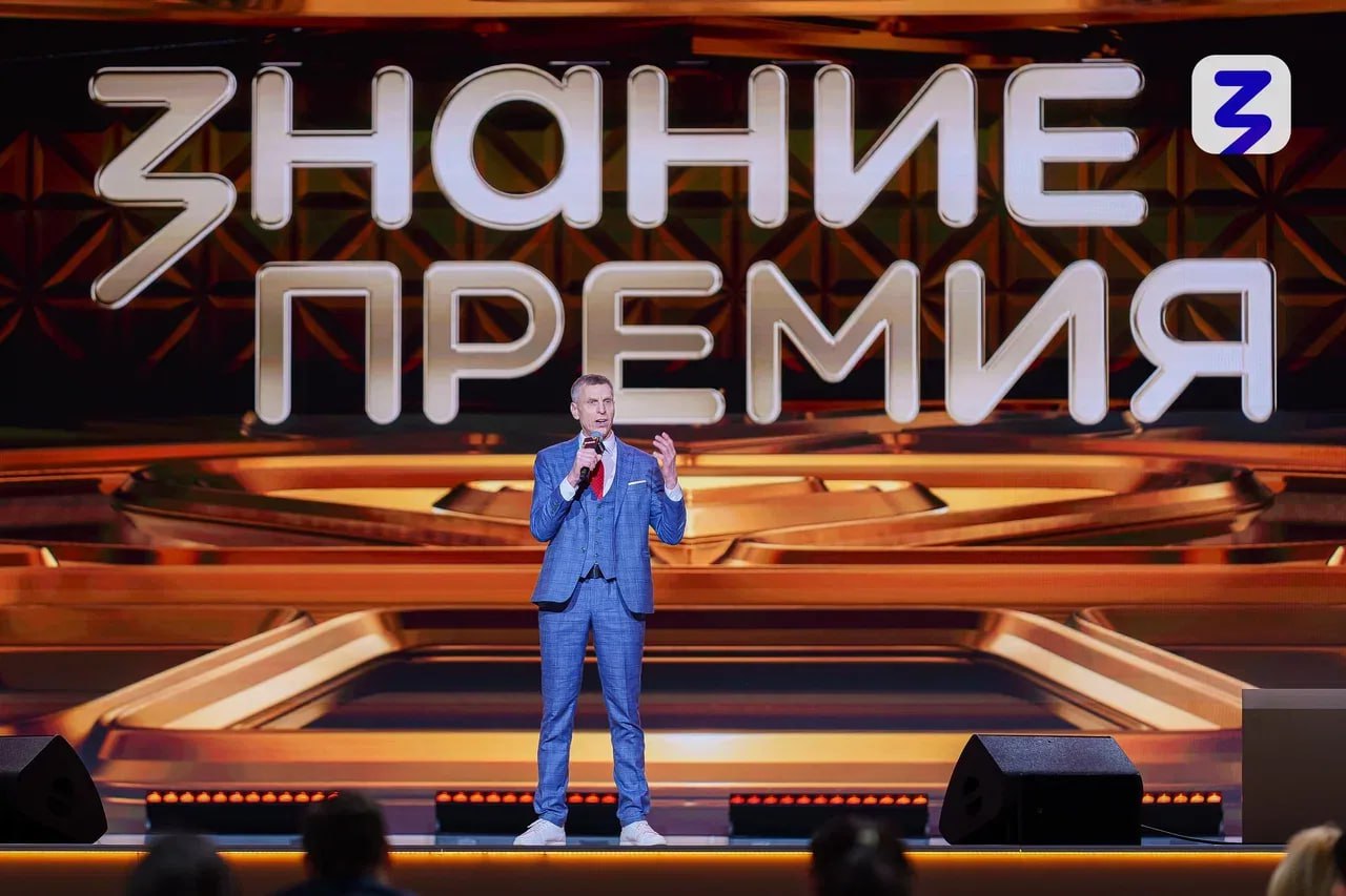 Давайте поддержим нашего земляка в народном голосовании Знание Премия До 1 февраля на платформе MAX идет народное голосование за номинантов главной просветительской награды страны Знание Премия В их числе учитель математики Челябинского лицея интерната для одаренных детей Петр Земсков Южноуралец участвует в номинации За просветительскую деятельность в образовательной организации В 2022 году он уже одерживал победу в Знание Премия за книгу Математика с Петром Земсковым ставшую бестселлером и вошедшую в топ 20 самых продаваемых научно популярных изданий страны Петр продолжает популяризировать математику через цифровые форматы его каналы в соцсетях насчитывают 2 млн подписчиков и сотни миллионов просмотров В своих видео он объясняет сложные темы в формате шоу с фокусами визуальными задачами и живыми экспериментами Эти короткие ролики помогают школьникам готовиться к экзаменам и возвращают интерес к математике у взрослых Петр активно участвует в федеральных образовательных мероприятиях включая Неделю детской книги где проводит интерактивные мастер классы и демонстрирует игровые методы преподавания Подписывайтесь на канал Правительства Челябинской области в MAX