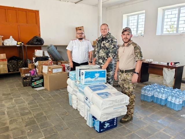 Жители Кубани отправили гуманитарную помощь в Херсонскую область  В Белоглинском районе неравнодушные жители собрали продукты питания, средства личной гигиены, 20 упаковок памперсов. По заявке морского колледжа для ребят передали белые, синие и красные футболки по 20 штук. Для детей из с. Новомихайловка подготовлены именные подарки.  Гуманитарный груз будет доставлен в штаб общественной организации «Союз матерей Херсонской области» и в дальнейшем передан нуждающимся жителям региона.