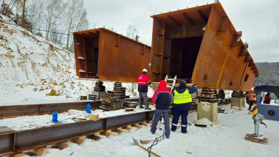 На Южном Урале начали возводить самую длинную эстакаду  Под городом Сим в Ашинском районе приступили к строительству на федеральной трассе М5 «Урал» самой протяженной эстакады в Челябинской области. Мостовое сооружение возводят в ходе масштабной реконструкции особо важной автомагистрали и строительства объездной дороги вокруг Сима. По расчетам, это намного ускорит проезд в районе перевалов, позволит избежать огромных пробок и повысит безопасность движения. «В рамках строительства эстакады через реку Сим на сегодня возведено порядка 80% железобетонных опор, необходимых для последующего устройства пролетного строения сооружения. Высота опор — 46 метров. Длина эстакады — более километра. На нее потратят 25 миллиардов рублей, — сообщили в пресс-службе подрядчика, ...  Читать далее:        - подпишись  Кстати, а вы хотите чтобы на этом канале появились новости о вашей компании? Это бесплатно! Подробнее здесь: