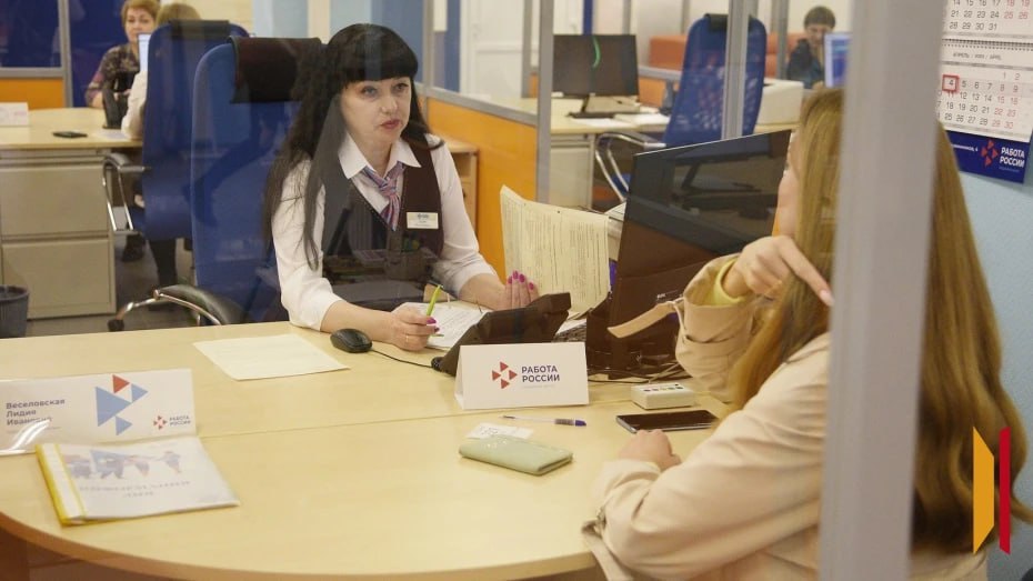 Безработица в Воронежской области в декабре 2025 года снизилась до исторического минимума Министерство труда и занятости населения Воронежской области озвучило данные по уровню безработицы в регионе В декабре 2025 года доля трудоспособного населения без занятости составила 1 9 Это минимальное значение показателя за всю историю статистических наблюдений На минувшей неделе стало известно что безработица в России в декабре 2025 года составила 2 2 после минимальных за всю историю 2 1 в ноябре Общая численность безработных в России в декабре 2025 года была равна 1 млн 643 тыс человек Мы в Мах