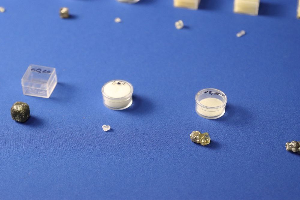 Сокровищница Якутии пополнилась необычными алмазами Якутия земля вечной мерзлоты и бескрайних просторов недра которой хранят настоящее сокровище алмазы редкие и очень ценимые ювелирами драгоценные камни Однако далеко не каждый житель республики хоть раз в жизни видел настоящий природный алмаз Чтобы закрыть этот пробел Гохран РС Я совместно с компанией АЛРОСА решил пополнить свою коллекцию уникальных алмазов и в скором времени представит их якутянам и гостям республики Подробнее на   сарданагазета рф sokrovishhnicza yakutii popolnilas neobychnymi almazami redsardana ulusmedia