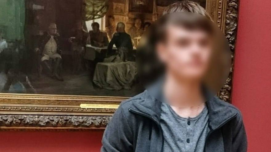 В общежитии ВГУ убили студента В прошлую пятницу в общежитии ВГУ произошло жестокое убийство. Жертвой стал студент факультета географии и туризма. Ему должно было исполниться 24 года. Подозреваемый – сосед убитого по комнате, уроженец Белгорода. Молодые люди учились вместе и были друзьями, но недавно поссорились. Во время конфликта подозреваемый схватился за нож и ударил соседа в шею. Сейчас ВГУ помогает правоохранительным органам в расследовании преступления. Подозреваемому предъявлено обвинение в убийстве. Инцидент Воронеж Хотите чем-то поделиться? Присылайте фото и видео в наш бот-предложку. Лучшее опубликуем!