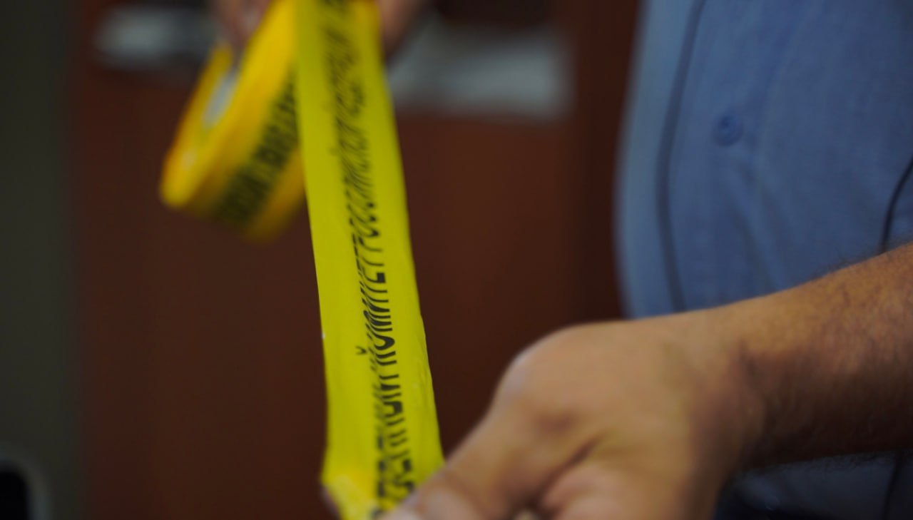 Жителя Карачаево Черкесии обвиняют в гибели знакомого которого убило током По данным следствия в Зеленчукском районе республики мужчина поставил во дворе дома ленточную пилораму для изготовления каркасных изделий Он нарушил требования безопасности и подключил оборудование без заземления к кабелю электропитания с напряжением 380 вольт Кроме того из за износа изоляции оголённый провод касался металлического корпуса пилорамы под напряжением была вся незаземлённая конструкция 21 сентября 2025 года знакомый хозяина дома дотронулся до пилорамы и его убило током Против хозяина оборудования возбудили уголовное дело по статье о причинении смерти по неосторожности сообщили в сообщили в управлении Следкома по Карачаево Черкесии Подписывайтесь на нас во ВКонтакте и в Одноклассниках чтобы быть в курсе самых интересных новостей Кавказа Подписывайтесь на телеграм канал АиФ Северный Кавказ