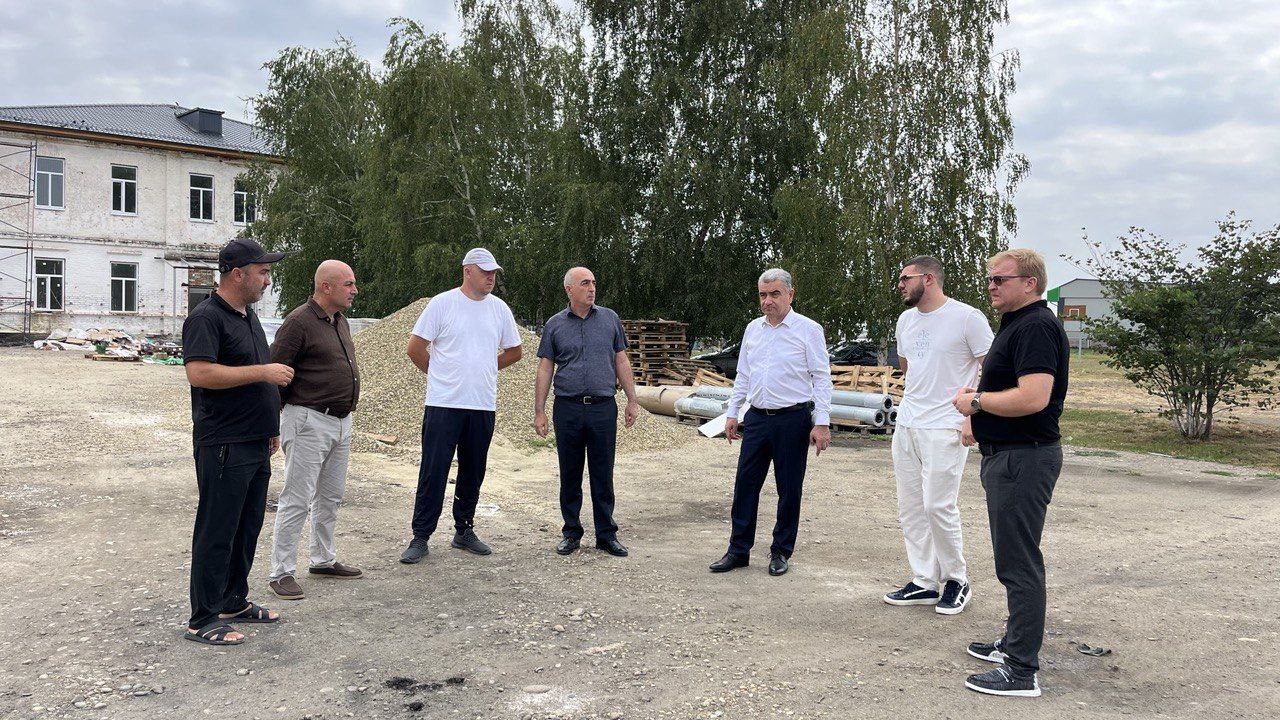 Провел рабочую встречу с представителями подрядных организаций, осуществляющих капитальный ремонт школы в селе Натырбово и благоустройство прилегающей территории в рамках национального проекта "Молодёжь и дети".   Основной целью встречи стало обсуждение финальных этапов капитального ремонта и подготовки к открытию обновленного образовательного учреждения.   Особое внимание было уделено вопросам своевременной поставки и установки мебели и оборудования.  Акцентировал внимание ответственных лиц на необходимости соблюдения сроков и высокого качества работ, подчеркнув социальную значимость проекта для жителей села.  #Кошехабльскийрайон #Нацпроекты