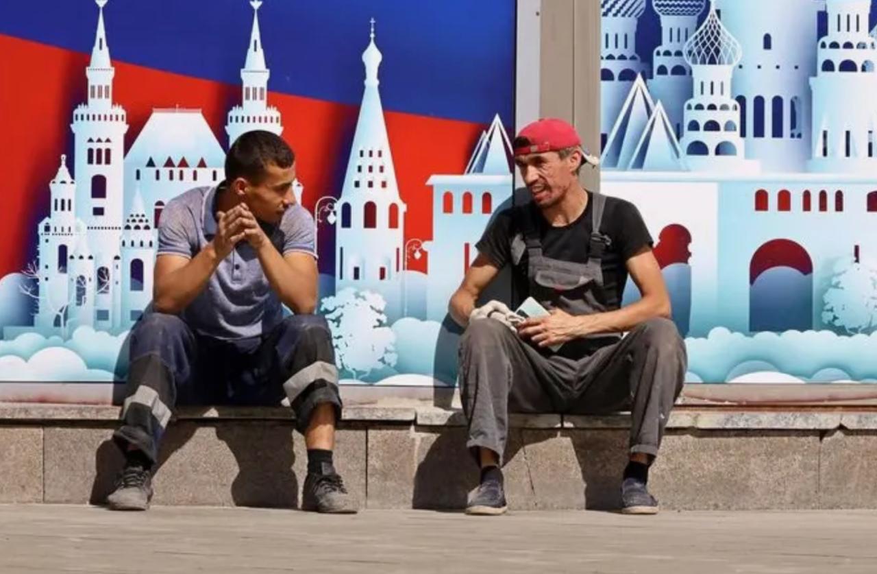 Мигрантов в деревни? В РФ предложили «ускоренную русификацию» по модели ОАЭ Общественный деятель Сергей Марков выступил с инициативой заселять вымирающие русские деревни мигрантами. «Во многих регионах деревни пустеют. Давайте заселим их мигрантами – по 10 человек разных национальностей. Мужчины и женщины – из разных этнических групп, чтобы не могли жениться внутри своей диаспоры. Заговорят между собой по-русски. Через 15 лет деревня будет говорить на русском. Через 20 – станет полностью русской», – считает Марков. Он уточняет: мигрантам надо разрешать жить и работать только в этой деревне, на 10-15 лет, жениться друг на друге, родить детей, чей родной язык будет русский. Начальники должны быть русские. Марков добавил: Россия возьмет на вооружение модель ОАЭ. Там 60-70% населения – мигранты, но едут они строго к работодателю и без семей. И якобы «проблем там нет». А вы что думаете: заселение русских деревень мигрантами – это шанс для регионов или путь к потере идентичности? Осташко! Важное подпишись #важное