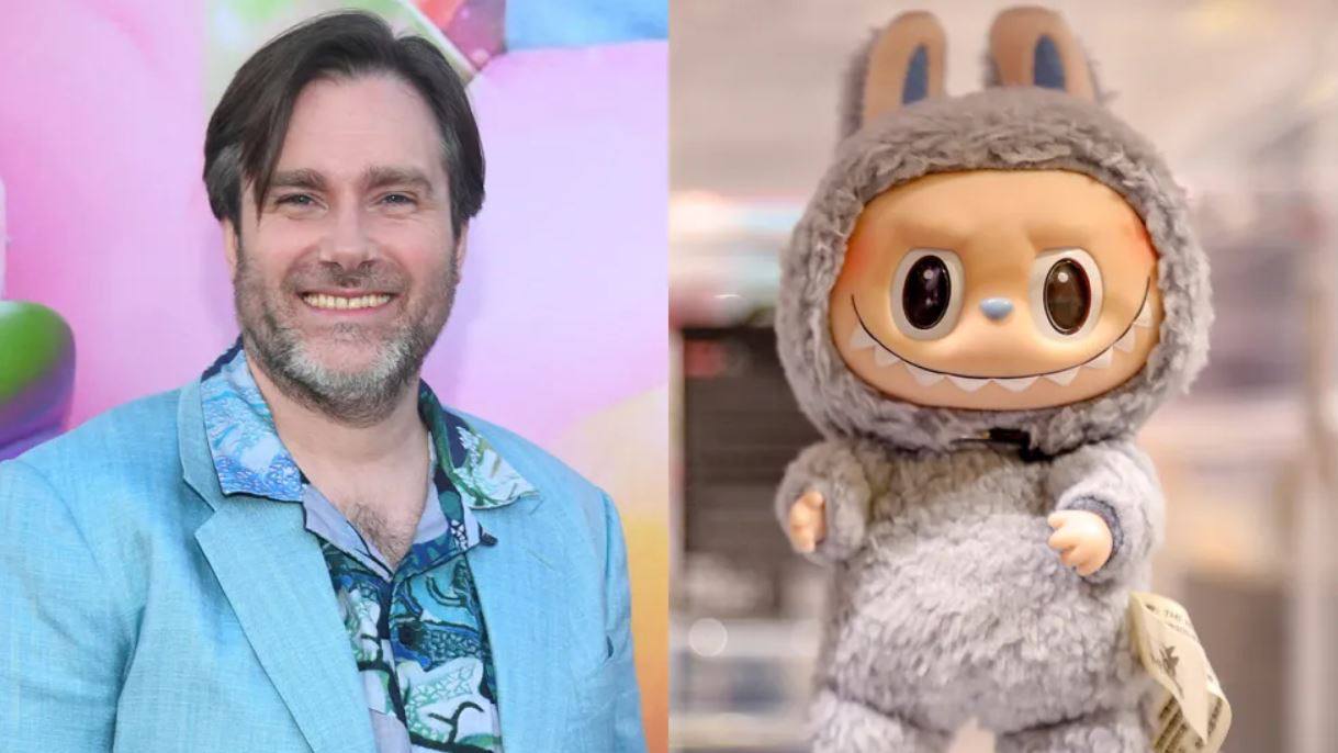 Фильм про Лабубу снимет режиссер Приключений Паддингтона Пол Кинг О том что киностудия Sony заключила сделку по созданию художественного фильма о популярном игрушечном монстре Лабубу стало известно месяц назад Продюсерами картины помимо Кинга станут компания Department M и Вэньсинь Шэ Кто выступит в роли сценариста пока неизвестно Подробностей о сюжете ленты тоже нет проект находится на ранней стадии разработки Подробнее