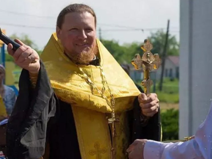 Священник из Ростовской области, которого осудили за педофилию, пытался выйти на свободу Адвокаты, представляющие интересы осужденного, пытались добиться его досрочного освобождения. После того, как Ростовский суд увеличил срок наказания Сергею Лысенко до 12 лет лишения свободы в колонии строгого режима, защита обжаловала это решение в вышестоящей инстанции. Четвертый кассационный суд общей юрисдикции, расположенный в Краснодаре, подтвердил виновность Лысенко, однако сократил срок его заключения всего на 15 дней, что можно расценивать как незначительное изменение приговора. Таким образом, он продолжит отбывать наказание в колонии строгого режима как минимум до 2036 года. Следует напомнить, что скандальная история о священнике, обвиненном в педофилии, получила широкую огласку в Ростовской области в 2021 году. Приемные дочери священника рассказали его жене о домогательствах с его стороны. Жена обратилась в полицию. По словам женщины, девочки долго молчали из-за страха. После того как супруга священника решила предать огласке семейную ситуацию, приемные дочери также подали заявления о домогательствах. В результате против Сергея Лысенко было возбуждено уголовное дело по двум статьям: "Развратные действия" и "Насильственные действия сексуального характера". Несмотря на это, в ходе судебного разбирательства он не признал свою вину. В конечном итоге суд признал священника виновным. Более года адвокаты пытаются добиться освобождения своего подзащитного, но пока все апелляционные инстанции поддерживают мать и пострадавших девочек. Подписаться на "Новости Ростова" Прислать новость