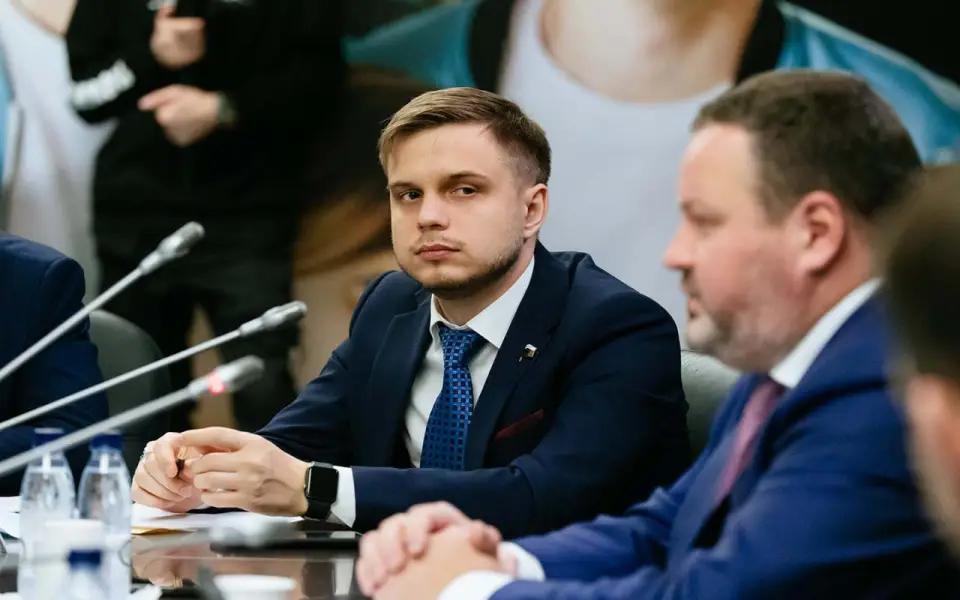 В России предложили оценивать полицию по QR-коду – через «Госуслуги» и по пятибалльной шкале Депутат от «Новых людей» Антон Ткачёв предложил ввести систему оценки работы полиции через QR-код на форме. По его замыслу, после общения с сотрудником гражданин сможет отсканировать код и поставить оценку через «Госуслуги». Поводом стали данные ВЦИОМ: уровень доверия к полиции за год снизился на 11%, в некоторых регионах почти половина жителей не доверяет силовикам. Ткачёв считает, что идея поможет «восстановить доверие» и защитить добросовестных сотрудников от несправедливых взысканий. Тестировать систему хотят в Приморье и Новосибирской области. Подписаться Помочь RusNews