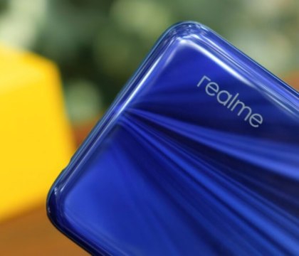 Новый смартфон realme получит батарею на 15 000 мА ч автономность больше пяти дней Компания realme собралась установить новый рекорд по емкости аккумулятора для смартфона Бренд опубликовал новый тизер на котором показано устройство с батарейкой на 15 000 мА ч Это тот самый смартфон который анонсировали ранее в августе Тогда компания намекала что установит батарею емкостью более 10 000 мА ч