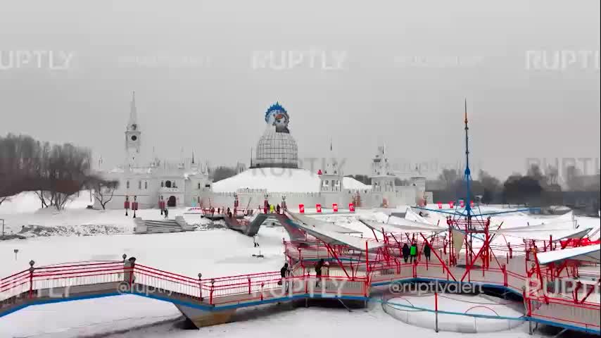 В Харбине установили 40-метровую Снегурочку в рамках международного фестиваля льда и снега