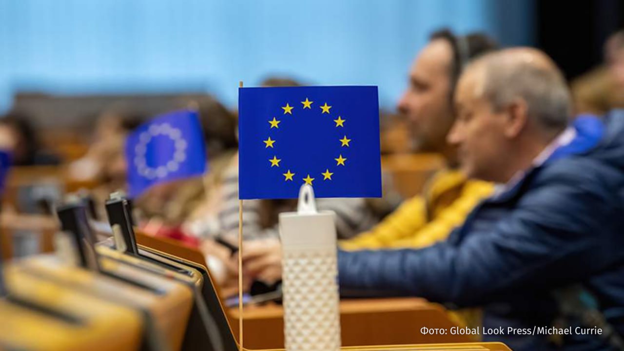 Представители стран Евросоюза не смогли согласовать 20 й пакет санкций против России сообщает Reuters со ссылкой на дипломатов Отмечается что представители могут также провести встречу на выходных для продолжения обсуждения санкций в преддверии мероприятия с участием министров иностранных дел стран ЕС В 20 й пакет антироссийских санкций входят сферы энергетики финансовых услуг и торговли Так в перечень могут попасть 43 танкера перевозящих российскую нефть а также полный запрет на их обслуживание Пакет представлен 6 февраля Больше новостей IZ RU в MAX