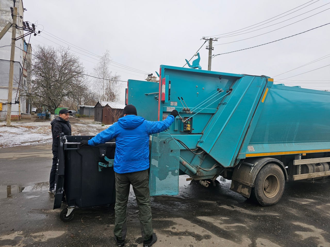 Как изменилась сфера по обращению с отходами в Акимовском муниципальном округе с приходом регионального оператора    С началом работы ГУП «ЭкологияРесурс» в Акимовском муниципальном округе обновлены более 200 устаревших контейнеров для отходов. Для удобства граждан в частном секторе установлены более 100 баков для сбора ТКО.  Также разработаны новые маршруты и графики движения мусоровозов, что обеспечило вывоз отходов в кратчайшие сроки.   «Установка контейнеров большего объёма позволило оптимизировать вывоз мусора. Региональный оператор обслуживает около 300 контейнерных площадок.  Твердые коммунальные отходы вывозятся регулярно»,  - отметил Глава Акимовского муниципального округа Трудоношин Александр Васильевич.    Напомним, вывоз отходов осуществляется с использованием новой спецтехники, переданной Минприроды России и публично-правовой компанией «Российский экологический оператор» при поддержке Минприроды Запорожской области.  Минприроды ЗО в ВКонтакте