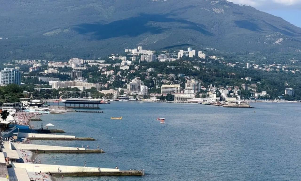 В Крыму перешел государству бывший санаторий украинского олигарха Рината Ахметова Находящийся в Ялте санаторий «Ай-Даниль» стоимостью примерно около 10 млрд рублей теперь находится на балансе Росимущества. По данным ЕГРН, большая часть строений комплекса сменила владельца в начале декабря 2024 года.