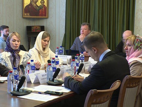 В рамках "Дней Достоевского" состоялось заседание рабочей группы Госдумы В рамках проведения "Дней Достоевского" в Оптиной пустыни прошло заседание межфракционной рабочей группы. Главное темой стало сохранение и укрепление семейных традицией. Инициатором проведения такой встречи выступили представители Государственной Думы Федерального Собрания Российской Федерации.
