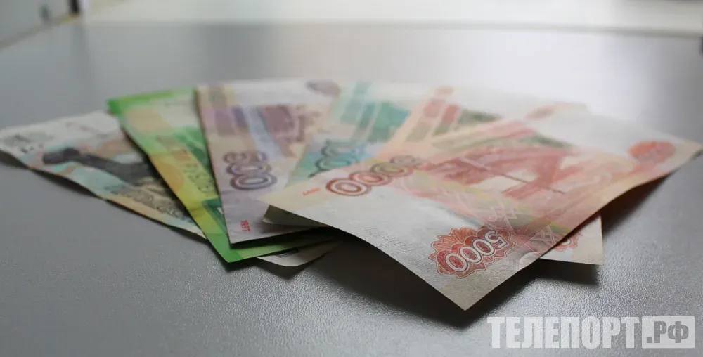 Госпошлины для водителей подорожают с 1 сентября  Выдача водительских удостоверений с осени будет в два раза дороже.  С 1 сентября российских автовладельцев ждет существенное подорожание государственных пошлин. Как сообщила агентству «Прайм» доцент Финансового университета при Правительстве РФ Любовь Хрустова, эксперт проекта НИФИ Минфина России «Моифинансы.рф» изменения затронут практически все основные услуги, связанные с автомобилями.  Так, обычные пластиковые права теперь будут стоить 4 тысячи рублей вместо прежних 2 тысяч рублей, а удостоверения нового поколения подорожают до 6 тысяч рублей. Международное водительское удостоверение также повысится в цене – с 1,6 до 3,2 тысячи рублей.  Серьезно вырастет стоимость свидетельства о регистрации транспортного средства  СТС  – с 1,5 до 4,5 тысячи рублей. Госномера для автомобилей подорожают с 2 до 3 тысяч рублей, для мотоциклов и прицепов – с 1,5 до 2,25 тысячи рублей.  За свидетельство о допуске к перевозке опасных грузов придется отдать 2,25 тысячи рублей вместо прежних 1,5 тысячи, а за продление его действия нужно будет заплатить 1,5 тысячи рублей.  Изменятся и расценки на транзитные номера: бумажные будут стоить 300 рублей, металлические – 2,4 тысячи рублей для автомобиля или прицепа к нему.  Появятся и совершенно новые платежи. Так, за внесение данных в систему техосмотра  ЕАИСТО  при оформлении диагностической карты теперь нужно будет платить 500 рублей.  Автошколы также столкнутся с дополнительными расходами: 15 тысяч рублей организациям теперь нужно будет платить за выдачу заключения о соответствии учебно-материальной базы требованиям Минпросвещения.  Фото ТЕЛЕПОРТ.РФ Автор: Редакция ТЕЛЕПОРТ.РФ ТЕЛЕПОРТ.РФ