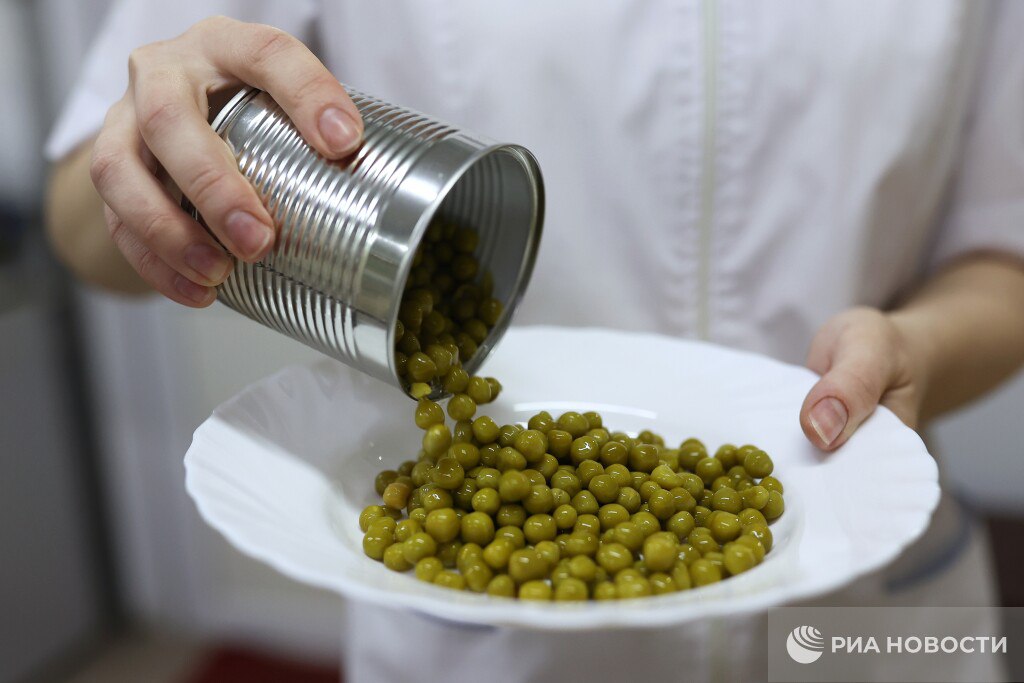 Роскачество рассказало какие марки зеленого горошка не соответствуют ГОСТу Всего исследовали 20 торговых марок Овощ в помощь Heinz Eko Вкусвилл Global Village О кей Dail Знак заботы Globus 6 соток Маркет Бондюэль Greenola Ашан Фрау Марта Лента Дядя Ваня Green Ray Кормилица Юнона Кубаночка Специалисты подчеркнули что вся эта продукция безопасна консервы стерильны и герметичны Однако в трех образцах обнаружили несоответствие ГОСТ Global Village и Юнона имеют неоднородный размер горошин количество битых зерен в них 6 8 и 6 9 соответственно что превышает норму для высшего сорта Маркет имеет примесь кормового гороха Подписаться на РИА Новости