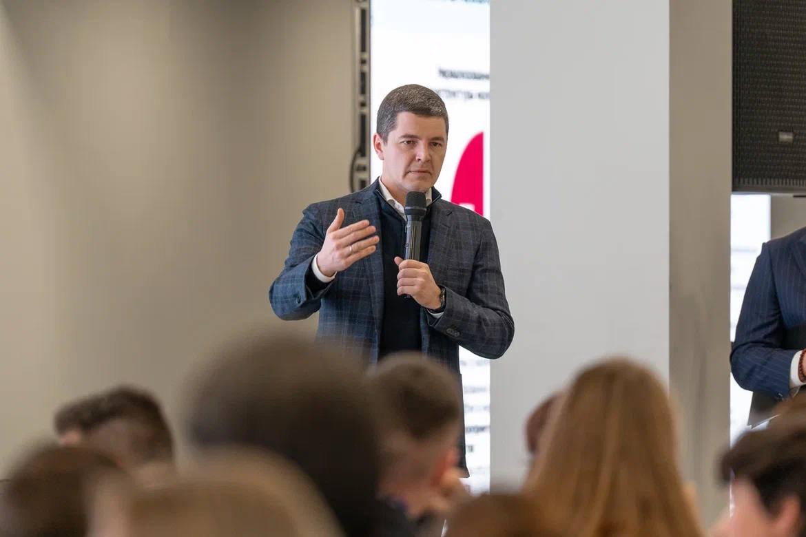 В Молодёжной столице России Перми прошло выездное заседание комиссии Госсовета по направлению Молодёжь и дети Вместе с председателем комиссии губернатором ЯНАО Дмитрием Андреевичем Артюховым и губернатором Пермского края Дмитрием Николаевичем Махониным обсудили приоритетные вопросы сферы воспитания в том числе развития кадрового потенциала межведомственного взаимодействия реализации инициативного бюджетирования и вовлечения молодёжи в нашу сферу Также на заседании Госсовета представили результаты федерального этапа исследования Индекс поколения Один из показателей работа и общественно полезная деятельность 89 российской молодёжи учится работает или находится в отпуске по уходу за ребёнком один из лучших показателей среди развитых стран По этому параметру мы опережаем многие государства Благодарю коллег за плодотворную работу