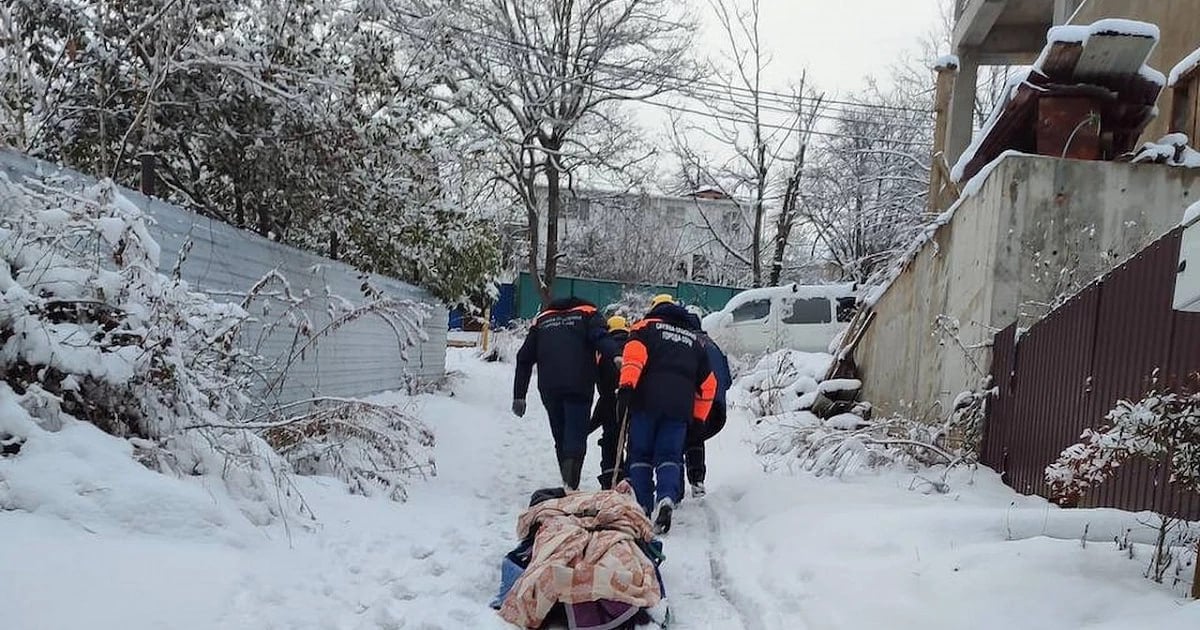 Сочинские спасатели помогли бригаде скорой помощи госпитализировать пациентку  Экстремальная погода со снегопадами и морозами, обрушившимися на курорт, усложнили работу спецтранспорта. В селе Бестужевское Адлерского района Сочи врачи скорой помощи не могли транспортировать заболевшую женщину, чтобы отвезти её в медучреждение.  Обычно скорая медицинская помощь обращается к спасателям, если вес госпитализируемого человека превышает 80 кг. В данном случае транспортировка женщины на руках была небезопасна из-за крутого подъёма и скользкого снежного покрова. Чтобы преодолеть 300 метров до машины медиков, спасатели приняли решение использовать жёсткие носилки. Их применили в качестве саней. Затем пострадавшую передали врачам в машину скорой помощи.  Фото: Служба спасения Сочи  УТРЕННИЙ ЮГ   подпишись