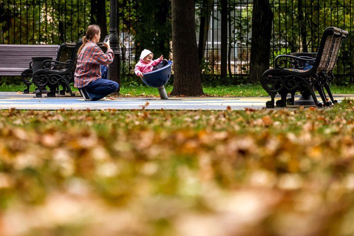 Налоги с пеленок родителям напомнили о долгах младенцев В России напомнили если на ребенка оформлена квартира дом или даже клочок земли он с пеленок считается налогоплательщиком А платить за него должны родители иначе набегут пени рассказал Абзацу эксперт Финансового университета Игорь Балынин Фокус в том что уведомления по умолчанию не приходят Личный кабинет малыша в ФНС нужно подключать отдельно через МФЦ или налоговую взяв паспорт и свидетельство о рождении Иногда запрашивают ИНН ребенка Налог считают от кадастровой стоимости минус 10 квадратов льготы Заплатить нужно до 1 декабря иначе долг начинает расти как сам младенец только менее мило Ранее экономисты уже напоминали россияне платят государству куда больше чем думают С учетом всех сборов акцизов и НДС в бюджет уходит до 40 доходов   Подпишитесь на Абзац TG VK Дзен MAX Rutube