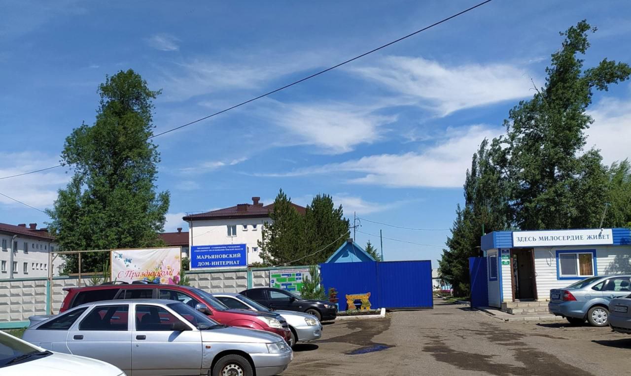 Дело омского экс-директора интерната, сдавшего бывшего министра Куприянова, дошло до суда Прокуратура Омской области завершила расследование и утвердила обвинительное заключение по уголовному делу в отношении бывшего руководителя автономного стационарного учреждения социального обслуживания «Марьяновский дом интернат» Валерия Башурова. Он обвиняется по ч. 6 ст. 290 УК РФ получение взятки в особо крупном размере , ч. 1 ст. 285 УК РФ злоупотребление должностными полномочиями . По версии следствия, в период с января 2020 по август 2023 года обвиняемый получил от предпринимателя взятку на сумму 3,6 млн рублей за помощь в заключении контрактов на строительные и другие работы с обходом конкурсных процедур, а также за последующее беспрепятственное принятие этих работ. Бывший руководитель интерната признал вину в полном объеме и пошел на сотрудничество со следствием, заключив досудебное соглашение с прокуратурой. Подробнее о сделке со следствием в материале.