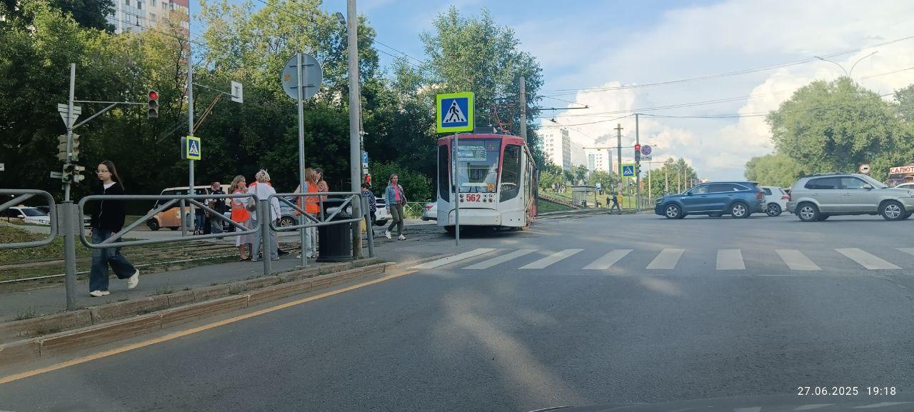 В Перми трамвай сошел с рельсов на перекрестке Крисанова и Петропавловской. Причины и информация о пострадавших уточняются. Движение в районе затруднено. На видео — состояние рельсов на данном участке. Подписаться Прислать новость