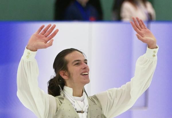 Фигуристу Петру Гуменнику не одобрили музыку в короткой программе на Олимпиаде Ему возможно придётся изменить программу из за проблем с авторскими правами на мелодию из кинофильма Парфюмер Как сообщают Спорт Экспресс и РИА Новости об этом стало известно за день два до отлёта в Милан рейс ожидается в ночь на 8 февраля Сейчас фигурист и его команда рассматривают различные варианты действий решать вопрос с правами в экстренном порядке или менять программу Подписаться на Говорит Москва Telegram VK MAX