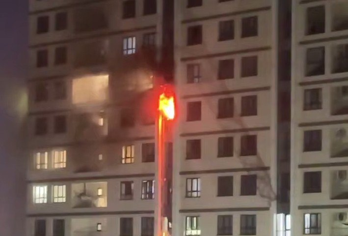 В Ташкенте произошел пожар в жилом комплексе Akay City видео   repost uz spasateli operativno srabotali Подписывайтесь на Repost