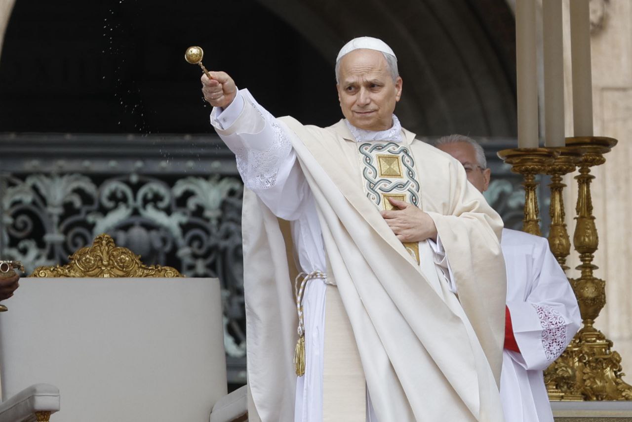 Папа Лев XIV одобрил новый регламент Римской курии В нем католиков призвали стремиться к браку с одним супругом на всю жизнь и отказаться от полигамных и полиаморных отношений Ватикан раскритиковал практику многоженства в Африке в том числе среди членов церкви В указе отметили что брак считается пожизненным обязательством между одним мужчиной и одной женщиной Caucasian bureau