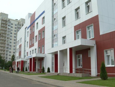 Новую детско-взрослую поликлинику открыли на калужском Правобережье 18 июля состоялось долгожданное открытие детско-взрослой поликлиники в микрорайоне Правобережье. Медучреждение строили почти ровно три года — возведение здания началось осенью 2022 года. В торжественной церемонии открытия приняли участие глава региона Владислав Шапша, вице-премьер Правительства РФ Татьяна Голикова и сенатор от Калужской области Анатолий Артамонов.