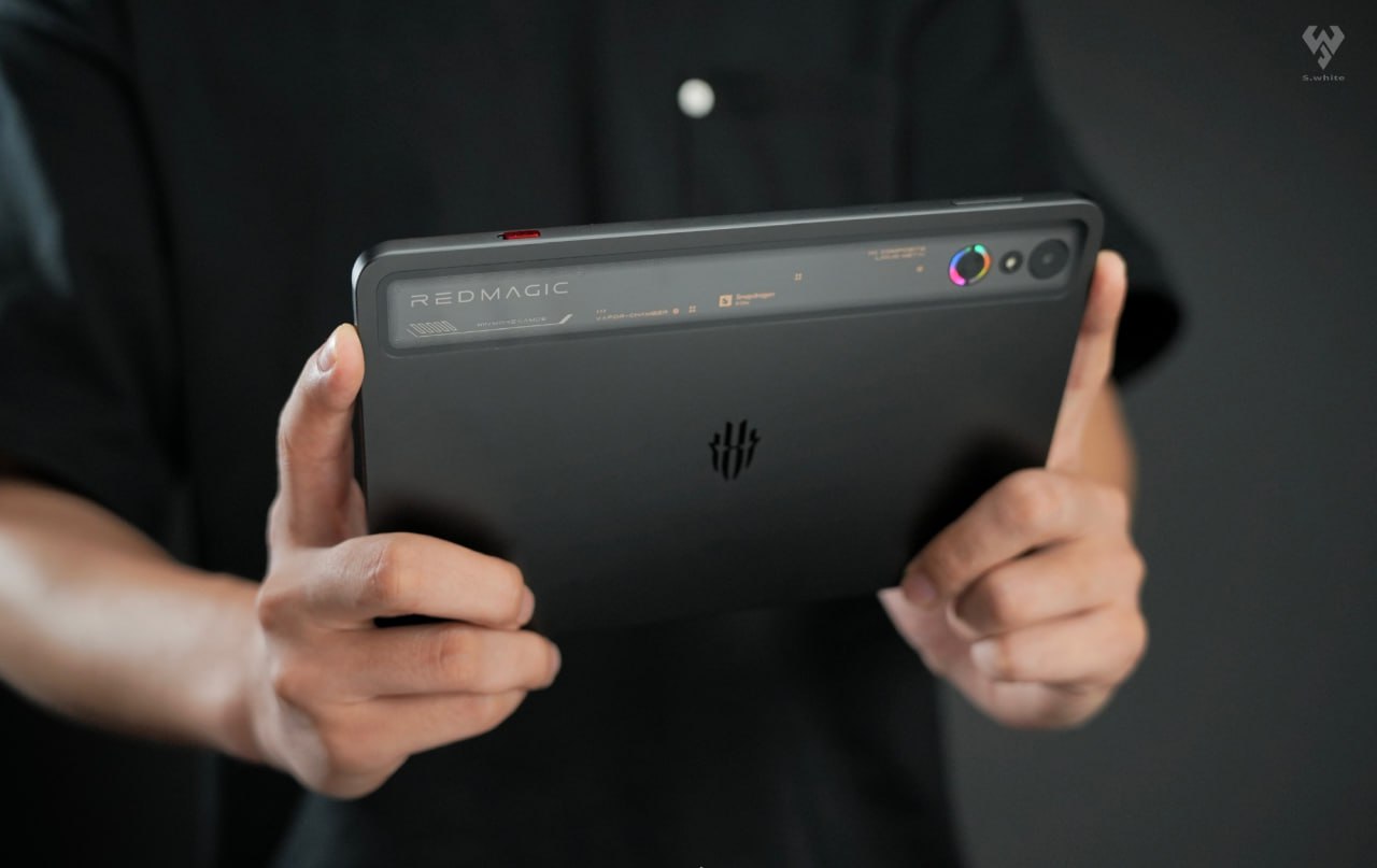 Крутота, друзья! ZTE выкатила компактный 9" планшет Red Magic Gaming Pad 3 Pro — первого конкурента хитовых Lenovo Legion Y700 У новичка более стильный, безрамочный дизайн, абсолютно плоский корпус без выступающей камеры, OLED экран вместо IPS, сразу два вибромотора и система активного охлаждения турбиной Принимаем заказы и отправим уже СЕГОДНЯ! 12/256 — 56 990 ₽ 16/512 — 65 990 ₽ Ждём вас в личке менеджера , привезём за 5-9 дней! Даём год гарантии Доставляем в РФ, Беларусь и Казахстан Чем крут Red Magic Gaming Pad 3 Pro: - Snapdragon 8 Elite - экран 9.06", 2400 x 1504, OLED, 165 Гц, ШИМ 5280 Гц - передовая система охлаждения турбина+жидкий металл - цельнометаллический корпус - 8200 мАч, зарядка 80 Вт - равнозначные стереодинамики - два вибромотора - камеры 13 Мп сзади и 9 Мп селфи - сканер пальца в кнопке питания - NFC Важное: - версия CN - зарядник в комплекте —— >> Другие товары GadgetLavka <<